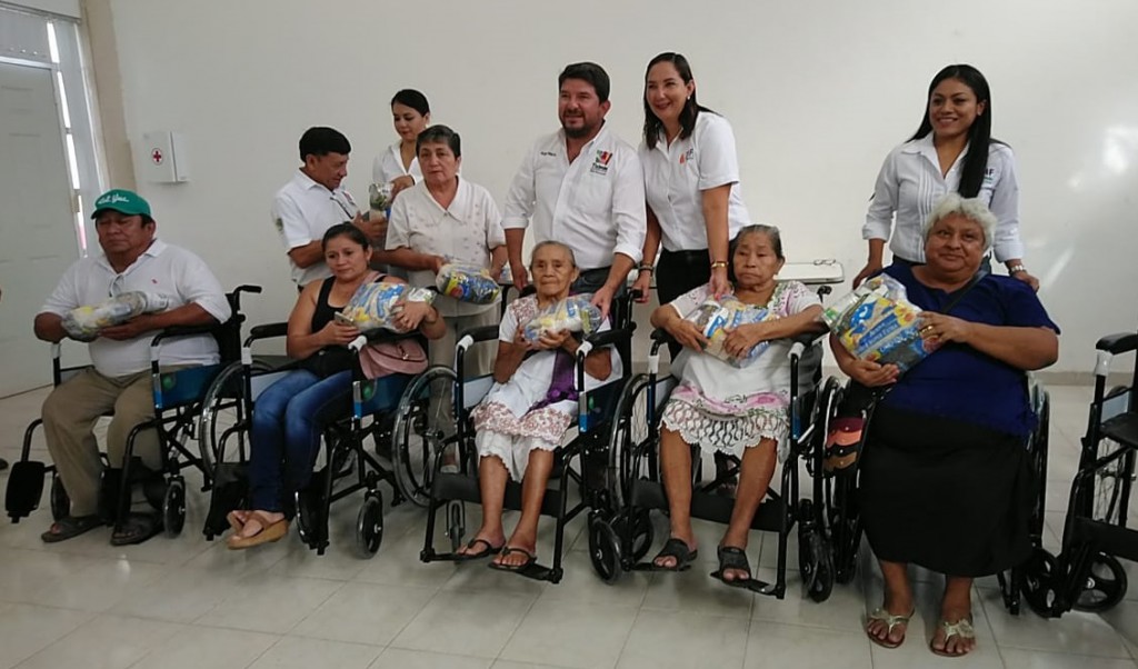 Entregan sillas de ruedas a tizimileños con discapacidad Entregan sillas de ruedas a tizimileños con discapacidad