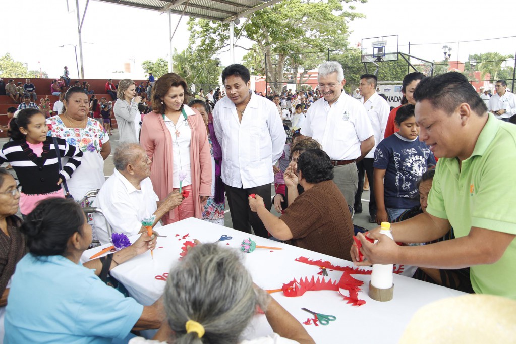 El DIF Yucatán entrega despensas a comedores comunitarios y lleva atención médica gratuita al interior del estado. El DIF Yucatán entrega despensas a comedores comunitarios y lleva atención médica gratuita al interior del estado.