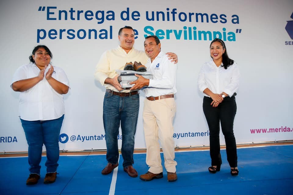 Entregan equipo a empleados de Servilimpia Entregan equipo a empleados de Servilimpia