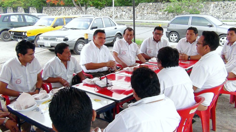 Gobernador Rolando Zapata platica con camioneros Gobernador Rolando Zapata platica con camioneros