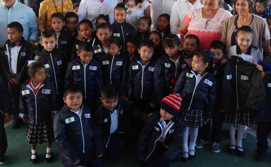 Más de mil escuelas recibieron chamarras Más de mil escuelas recibieron chamarras