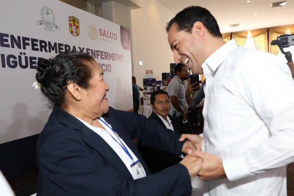 Entregan estímulos económicos a profesionales de Enfermería Entregan estímulos económicos a profesionales de Enfermería