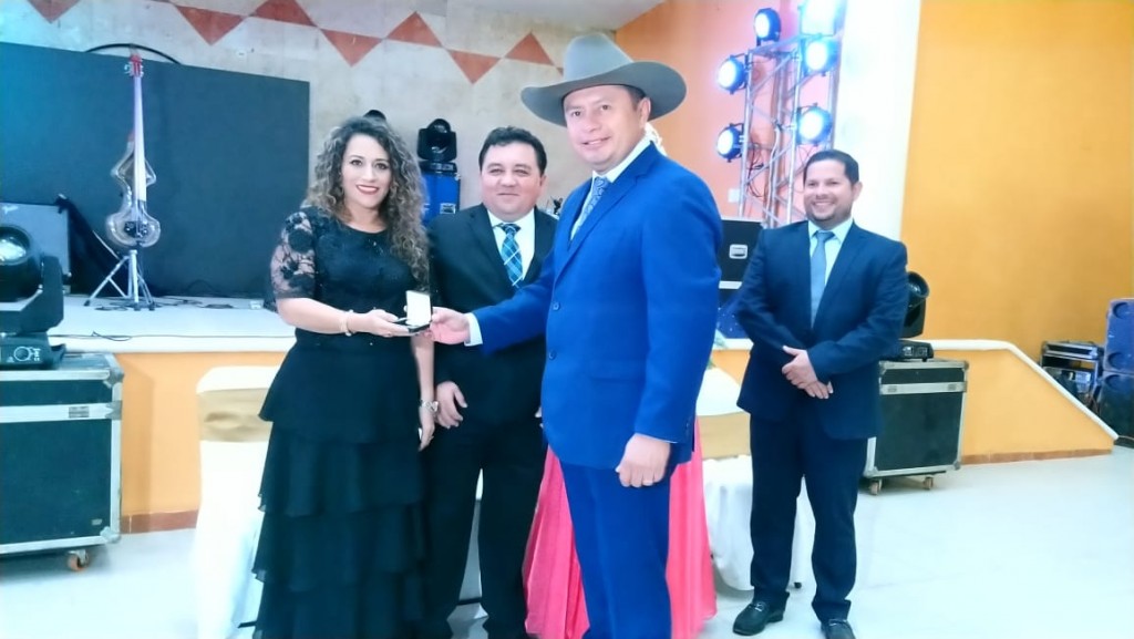 Galardonan a Pedro Couoh por aportación a la ganadería de registro Galardonan a Pedro Couoh por aportación a la ganadería de registro