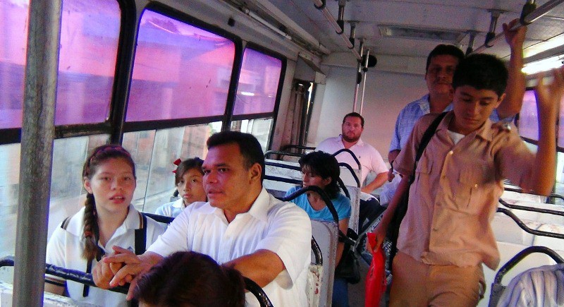 Viaja el Gobernador en camión para acompañar a joven estudiante Viaja el Gobernador en camión para acompañar a joven estudiante