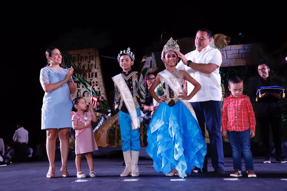 Coronan a los Reyes Infantiles Coronan a los Reyes Infantiles