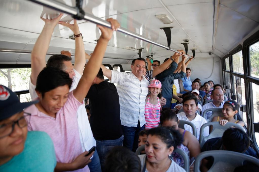 Alcalde acude a Ciudad Carnaval en transporte urbano Alcalde acude a Ciudad Carnaval en transporte urbano