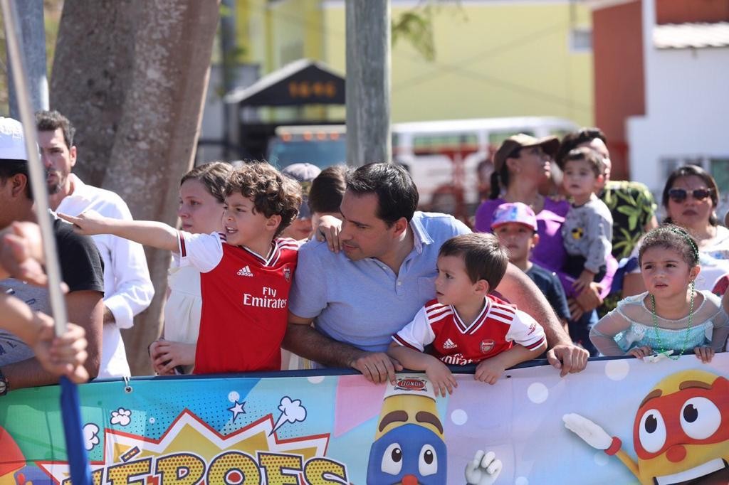 Gobernador disfruta en familia el Carnaval de Mérida Gobernador disfruta en familia el Carnaval de Mérida
