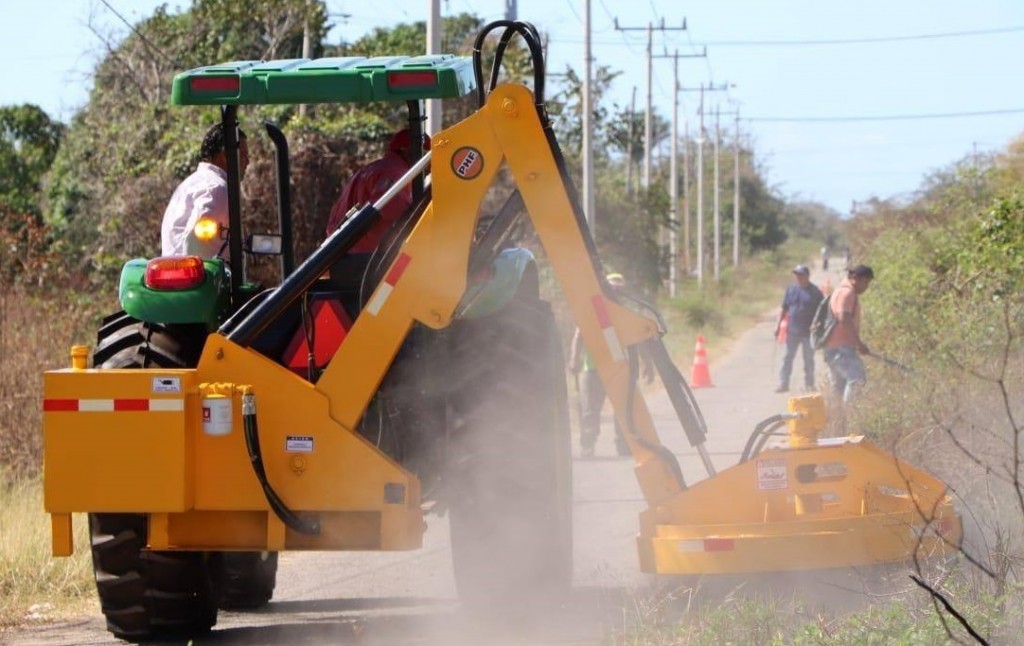 Ponen en marcha tractor para limpiar carreteras de Tizimín Ponen en marcha tractor para limpiar carreteras de Tizimín