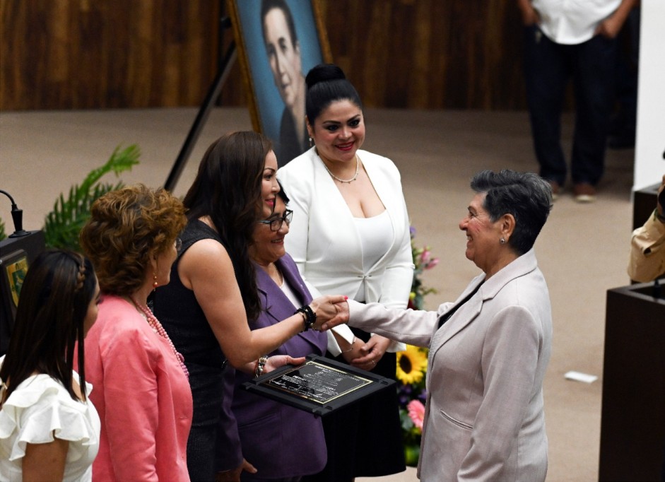 Entregan el reconocimiento “Consuelo Zavala” Entregan el reconocimiento “Consuelo Zavala”