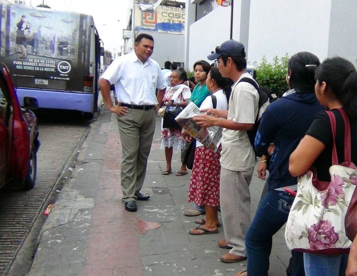 Realiza Rolando Zapata recorrido por paraderos de autobuses del transporte público Realiza Rolando Zapata recorrido por paraderos de autobuses del transporte público