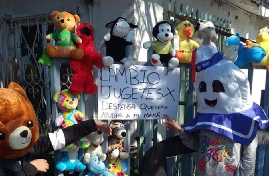Un pequeño ofrece en “trueque” sus juguetes para ayudar a su mamá Un pequeño ofrece en “trueque” sus juguetes para ayudar a su mamá