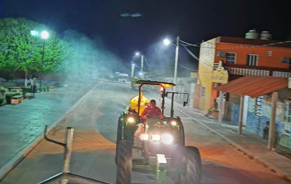 Sanitizan calles del puerto de el Cuyo Sanitizan calles del puerto de el Cuyo