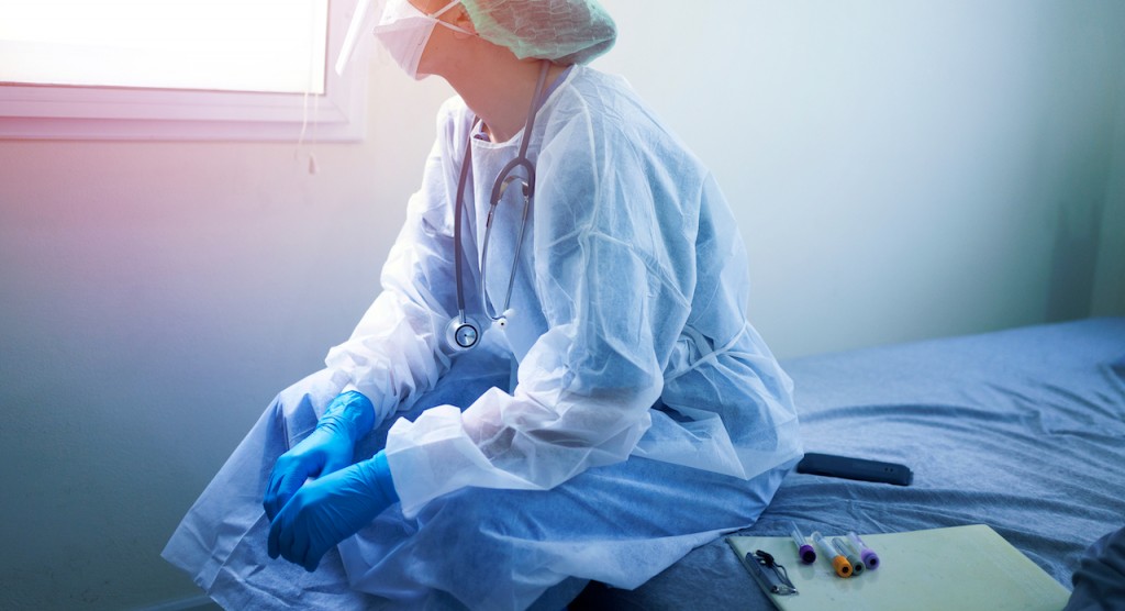 Doctores dejan atrás el miedo y siguen con su trabajo contra el Covid-19 Doctores dejan atrás el miedo y siguen con su trabajo contra el Covid-19