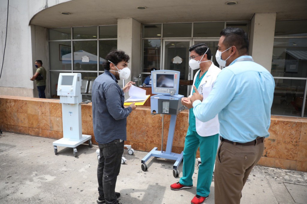 Siguen entregando equipo médico a hospitales públicos