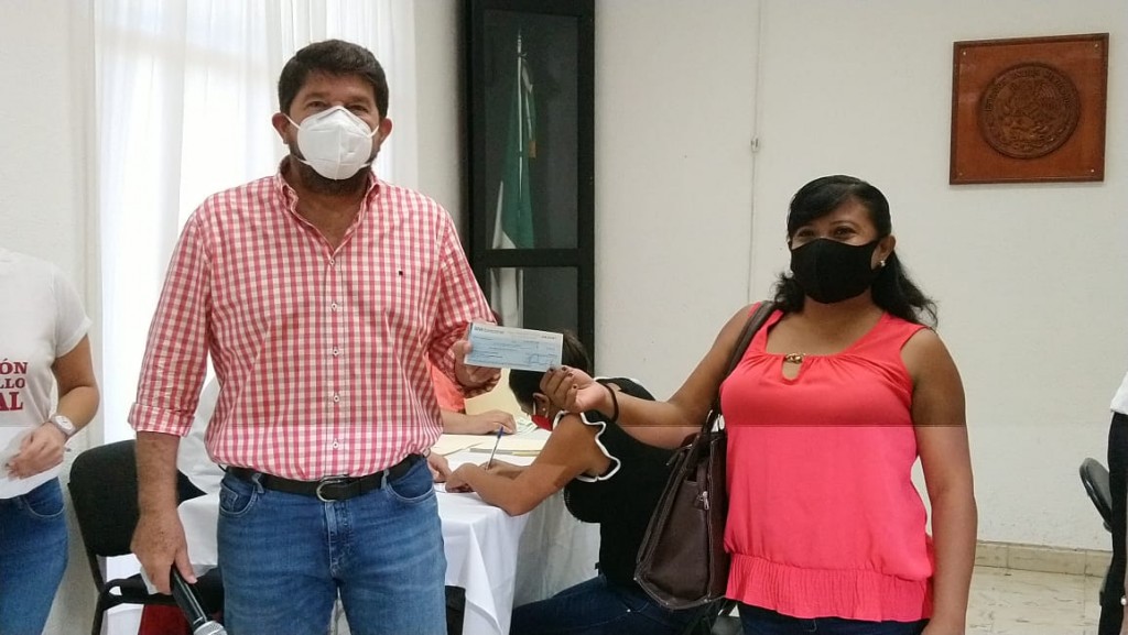 Comerciantes y vendedores ambulantes de Tizimín reciben créditos Comerciantes y vendedores ambulantes de Tizimín reciben créditos
