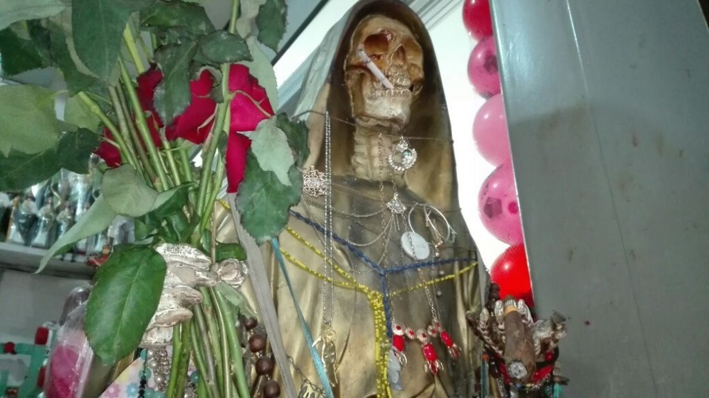 Celebran a la Santa Muerte en días de fieles difuntos Celebran a la Santa Muerte en días de fieles difuntos