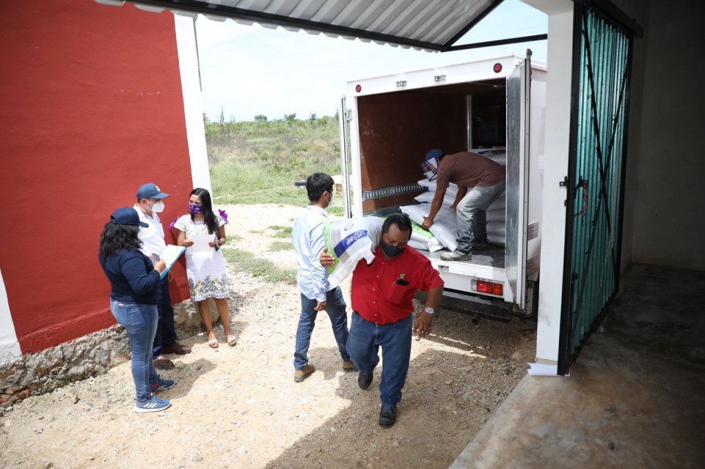 Entregan 11 toneladas de alimentos a familias afectadas por ciclones Entregan 11 toneladas de alimentos a familias afectadas por ciclones