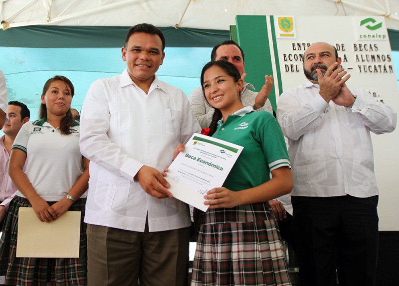 Más de 200 alumnos del CONALEP reciben becas económicas Más de 200 alumnos del CONALEP reciben becas económicas