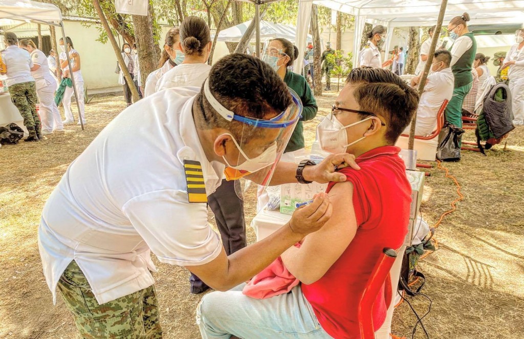 Enfermero yucateco entre los primeros en recibir la vacuna de Pfizer y BioNtech Enfermero yucateco entre los primeros en recibir la vacuna de Pfizer y BioNtech