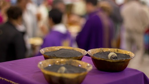 Más tradiciones cambian, la ceniza ya no irá en la frente… Más tradiciones cambian, la ceniza ya no irá en la frente…