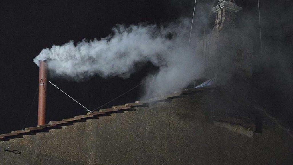 “Comienza a salir el humo blanco…” “Comienza a salir el humo blanco…”