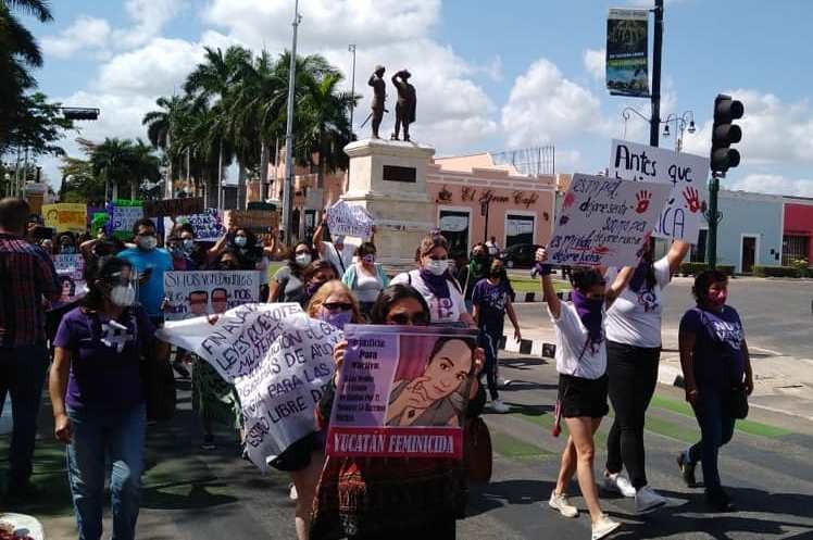 Mujeres se manifestaron en Paseo de Montejo Mujeres se manifestaron en Paseo de Montejo