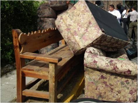 Y los camiones no llegaron y los cacharros se quedaron esperando Y los camiones no llegaron y los cacharros se quedaron esperando