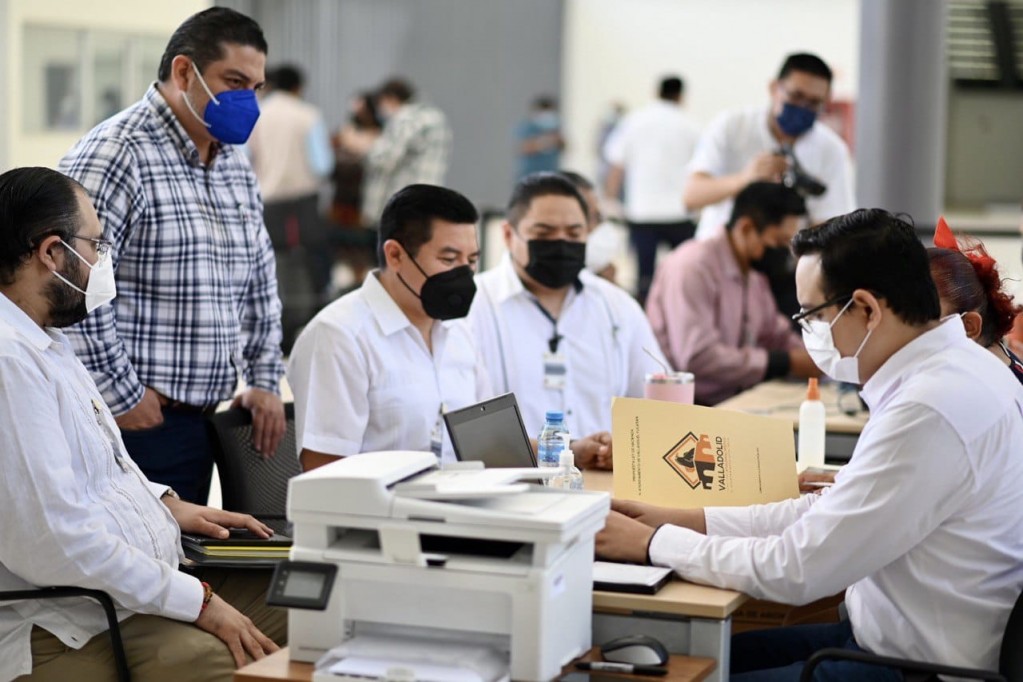 Ejecutivo estatal y municipios entregan iniciativas de Ley de Ingresos y de Hacienda Ejecutivo estatal y municipios entregan iniciativas de Ley de Ingresos y de Hacienda