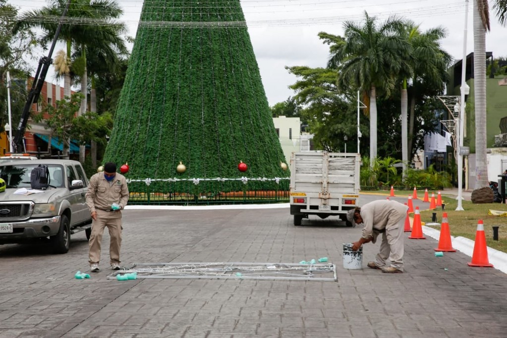 Colocan decoración navideña en parques y avenidas de Mérida Colocan decoración navideña en parques y avenidas de Mérida