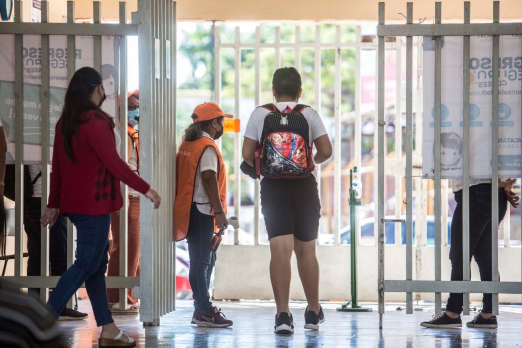 Trabajo en equipo, para mantener seguro el entorno escolar Trabajo en equipo, para mantener seguro el entorno escolar