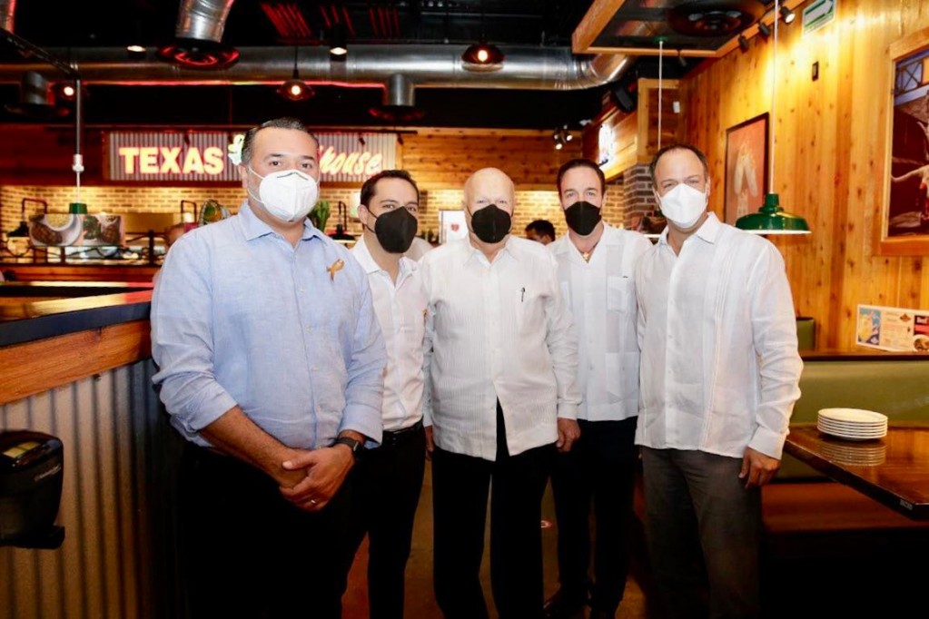 Inauguran el restaurante Texas Roadhouse Caucel Inauguran el restaurante Texas Roadhouse Caucel