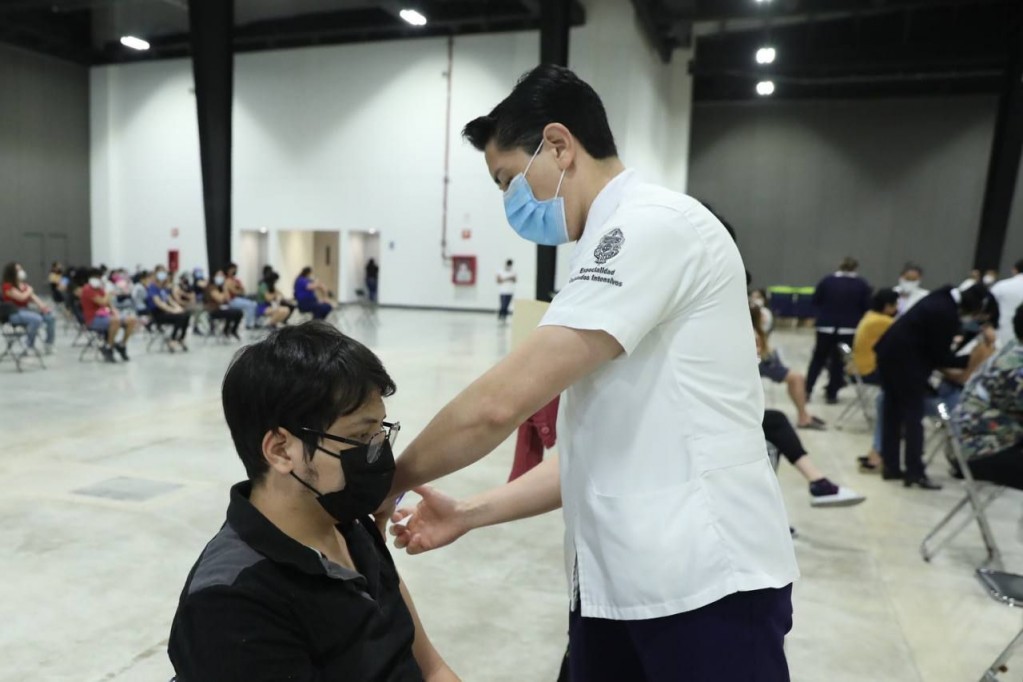 Continúa aplicación de tercera dosis para jóvenes de Mérida Continúa aplicación de tercera dosis para jóvenes de Mérida