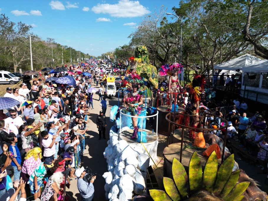 En un caluroso ambiente, más de 200 mil personas le dicen adiós al Rey Momo en Ciudad Carnaval En un caluroso ambiente, más de 200 mil personas le dicen adiós al Rey Momo en Ciudad Carnaval