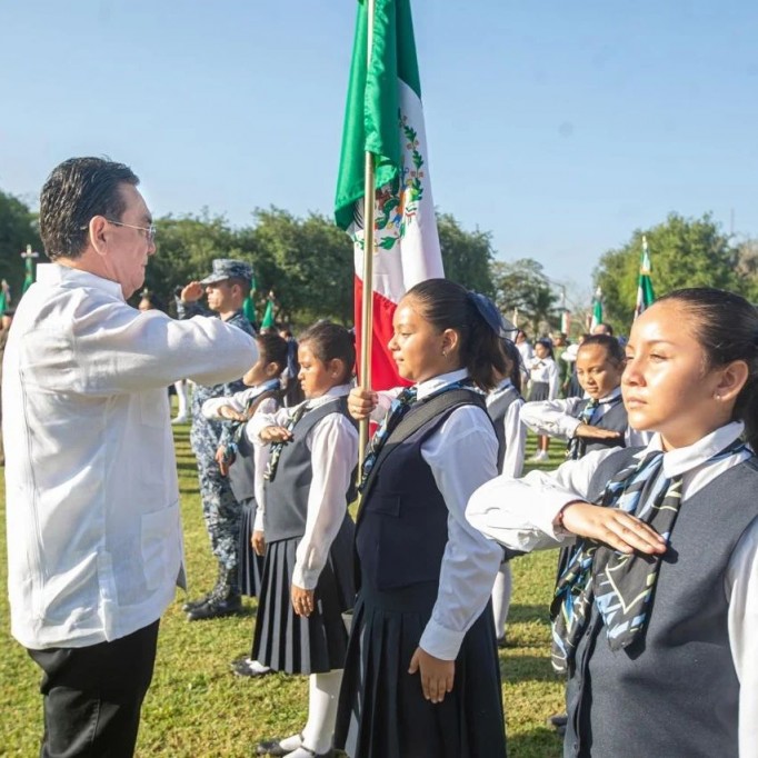 La bandera mexicana también es un símbolo del modelo de la sociedad yucateca La bandera mexicana también es un símbolo del modelo de la sociedad yucateca