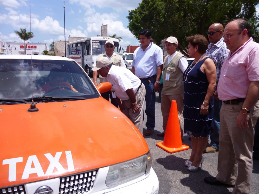 TIZIMIN: Entregan gafetes oficiales a inspectores de transporte público. TIZIMIN: Entregan gafetes oficiales a inspectores de transporte público.