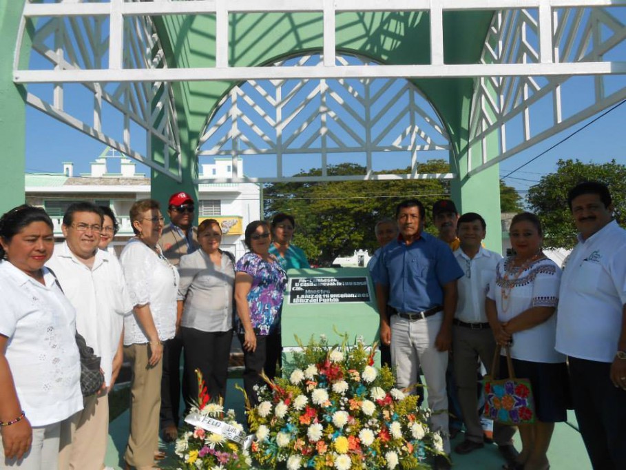 TIZIMIN: Guardia de honor y ofrenda floral por los maestros fallecidos.