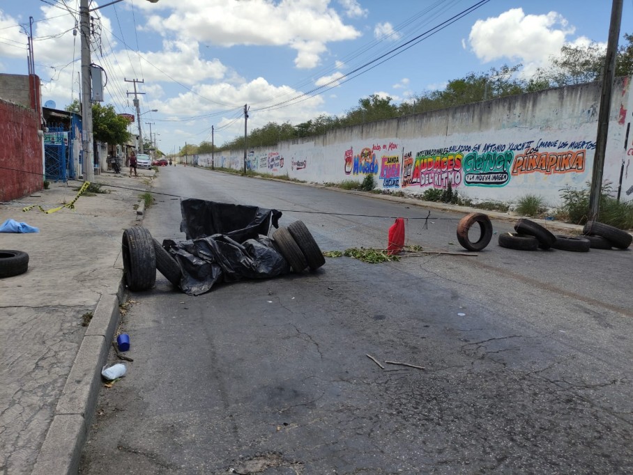 Bloquearon la calle de la barda del aeropuerto porque ya no soportan vivir sin luz Bloquearon la calle de la barda del aeropuerto porque ya no soportan vivir sin luz