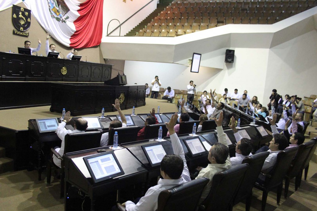 Turnan a comisiones las iniciativas de ley ingresos 2014 de los 106 municipios y del Ejecutivo Estatal. Turnan a comisiones las iniciativas de ley ingresos 2014 de los 106 municipios y del Ejecutivo Estatal.