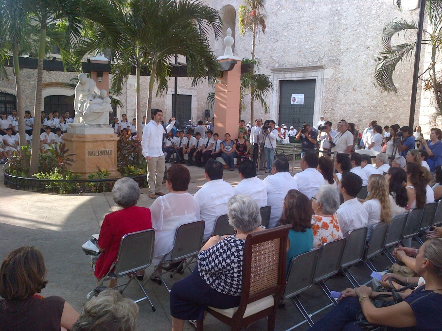 Autoridades estatales y municipales celebran a las mamás en su día. Autoridades estatales y municipales celebran a las mamás en su día.