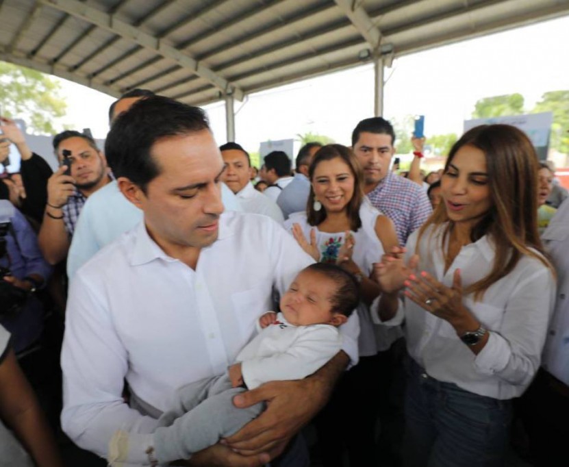Vila Dosal presentó Programa de Seguro para Madres Solteras Vila Dosal presentó Programa de Seguro para Madres Solteras