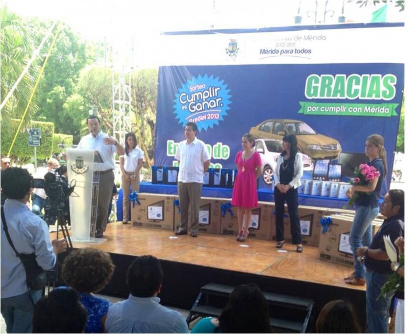 Entregan Premios del Sorteo Predial 2013 Entregan Premios del Sorteo Predial 2013