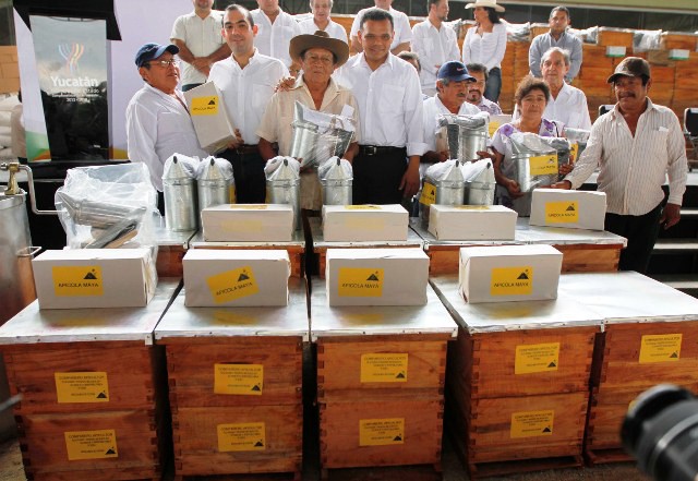 Entregan apoyos a apicultores y ganaderos Entregan apoyos a apicultores y ganaderos