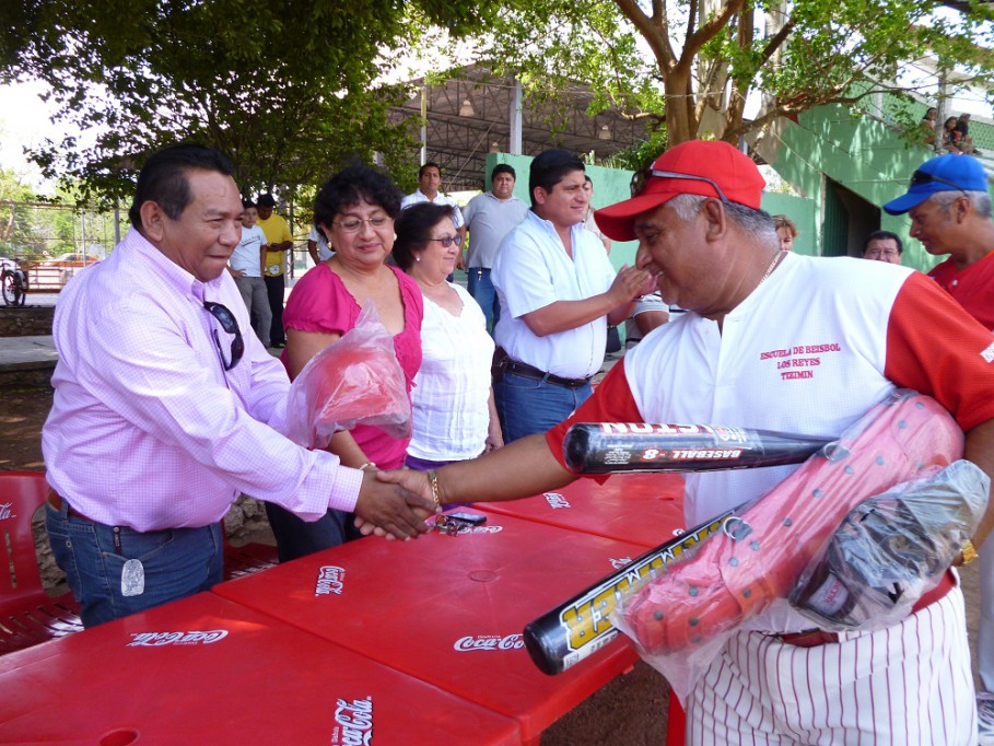 TIZIMIN: Animan a jugadores de beisbol en inauguración de Torneo Estatal.\r\n TIZIMIN: Animan a jugadores de beisbol en inauguración de Torneo Estatal.\r\n