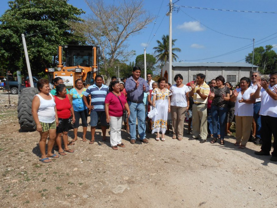 TIZIMIN: Banderazo de pavimentación de calles en Chan San Antonio.\r\n