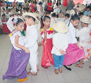 Baile a favor de kinder en Chuburná Baile a favor de kinder en Chuburná