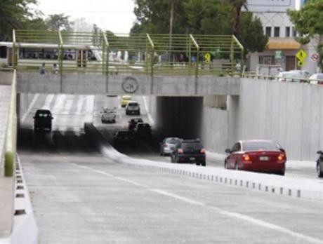 Inicia la instalación de las rejillas en el paso desnivel Inicia la instalación de las rejillas en el paso desnivel