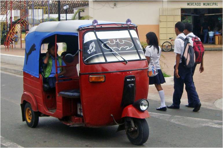 Mototaxista pone el ejemplo en Kanasin Mototaxista pone el ejemplo en Kanasin