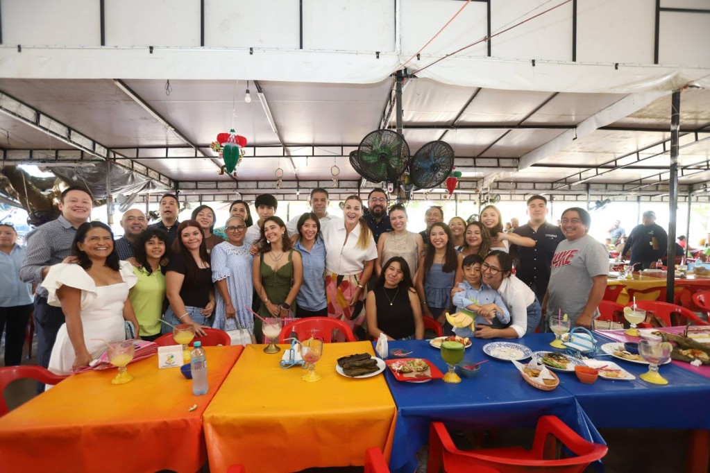 Desayuna alcaldesa en mercado con jóvenes que estudiarán en Portugal