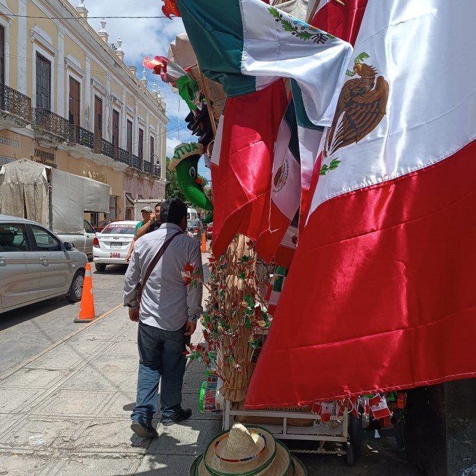 Oscila precio de “banderitas” en la capital yucateca: desde los 15, hasta los 650 pesos