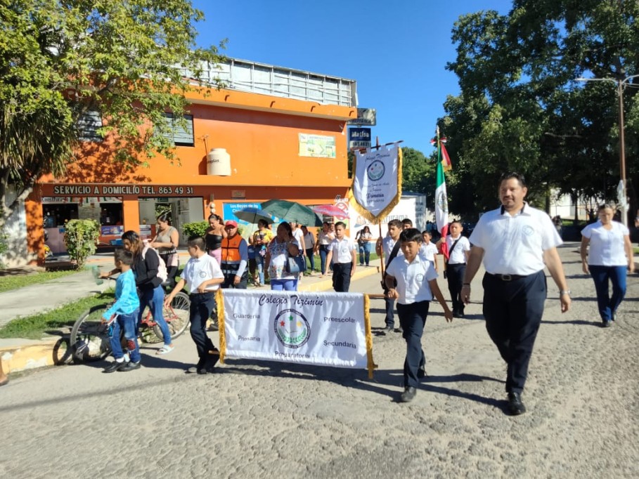 Desfilan en Tizimín por el 215 aniversario de la Independencia